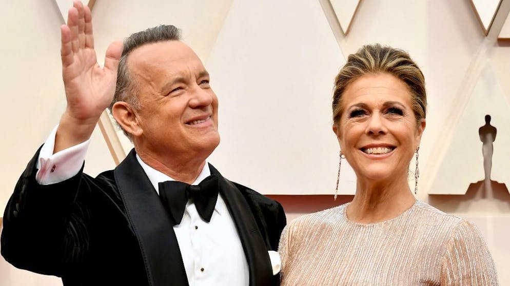 Diese Stars hat Corona getroffen. Während eines Drehs in Australien infizierten sich Tom Hanks und seine Frau, Schauspielerin Rita Wilson («Versprochen ist versprochen»), mit dem Coronavirus. Das Paar sprach offen über die Erkrankung. 