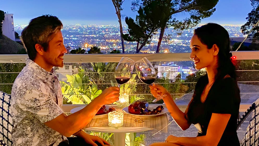 Schweizer in LA: Max Loong. Wenn die Kinder im Bett sind, freuen sich Max und Sepi auf ein Dinner Date zu Hause auf ihrer Terrasse mit Blick auf Hollywood.