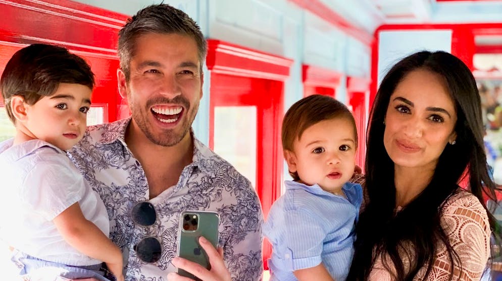 Schweizer in LA: Max Loong. Alles zu in L.A.? Kein Problem: Max Loong und Frau Sepi mit Söhnen Ryden, 3 und Kayden, bald 2, machen sich ihre Unterhaltung selber mit dem Smartphone.