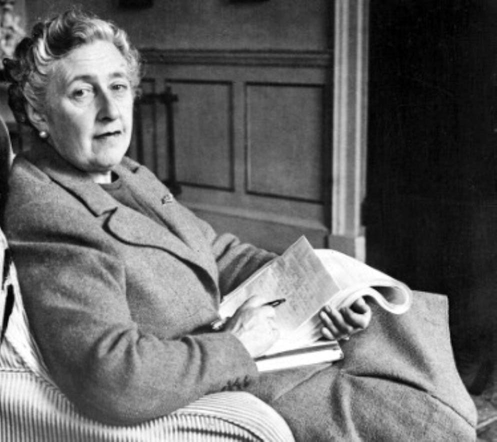 Agatha Christie pose chez elle, dans le Devonshire, en 1946
