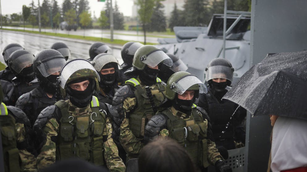 Bereitschaftspolizisten in schwerer Montur blockieren während eines Protests von Unterstützern der belarussischen Opposition eine Strasse zum Palast der Unabhängigkeit in Minsk. Foto: -/AP Photo/TUT.by/dpa