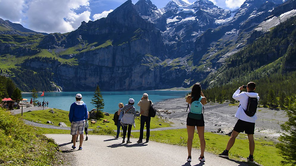 Flipflops statt Wanderschuhe. Oeschinensee-Touristen begeben sich in Gefahr – Gemeinde greift durch