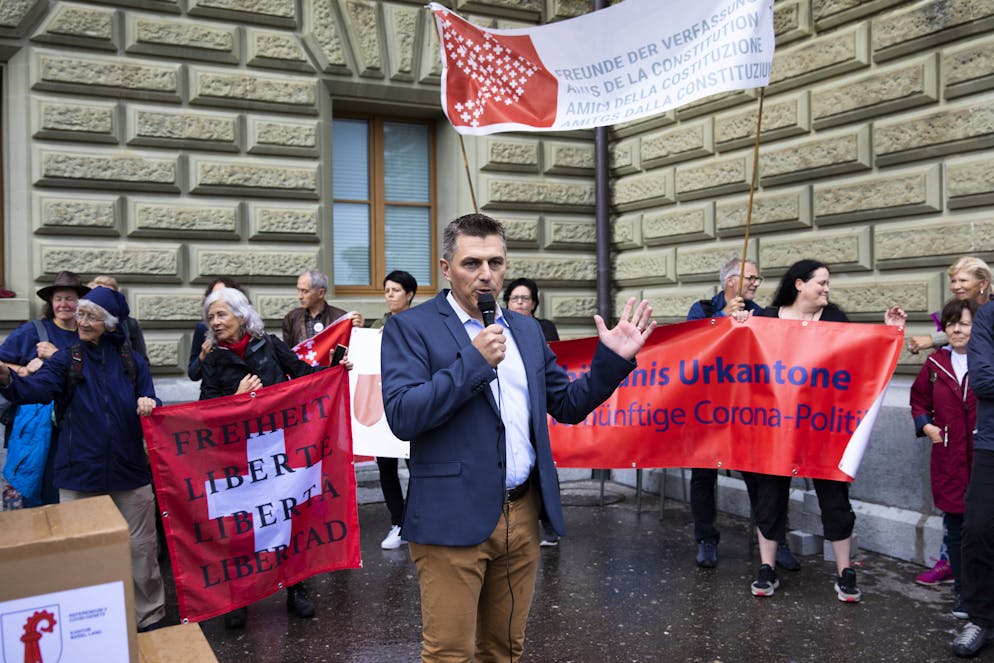 Josef Ender, Sprecher des Aktionsbuendnis Urkantone und von den Freunden der Verfassung, spricht bei der Einreichung des Referendums gegen das Covid-19-Gesetz, am Donnerstag, 8. Juli 2021 in Bern. (KEYSTONE/Peter Klaunzer)
