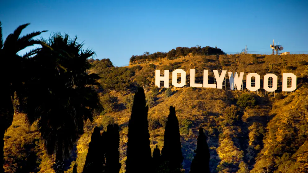 Mysteriöse junge Frau. Der Geist, der am Hollywood Sign herumspukt