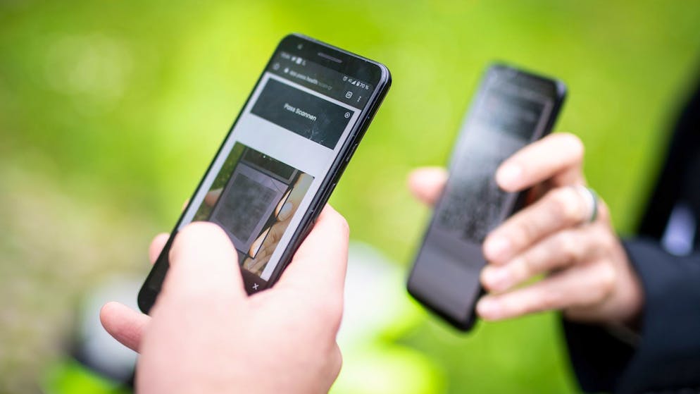 Ein QR-Code für das digitale Impfzertifikat auf dem Smartphone.