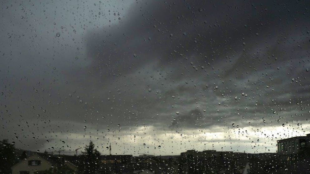 Über der Schweiz ziehen dunkle Wolken auf. (Archivbild)