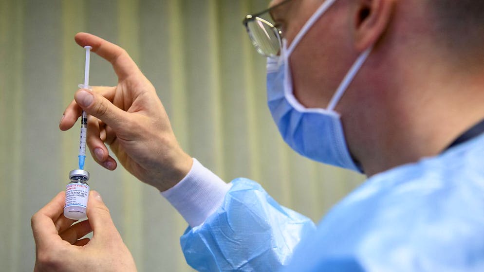 Le autorità sanitarie frenano sulla terza dose di vaccino