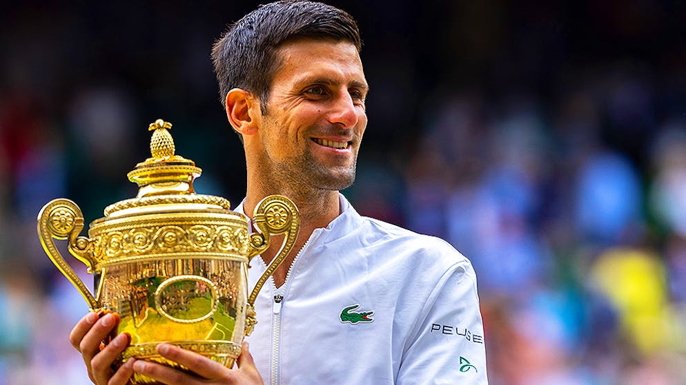 Wieder ein grosses Ziel erreicht: Zum sechsten Mal küsst Novak Djokovic den Siegerpokal in Wimbledon