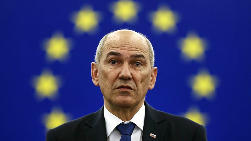 Janez Jansa, qui a échappé ces derniers mois à deux motions de défiance, est accusé d'avoir limité les droits de ses compatriotes sous le prétexte de la lutte contre la pandémie, en ciblant particulièrement les médias.