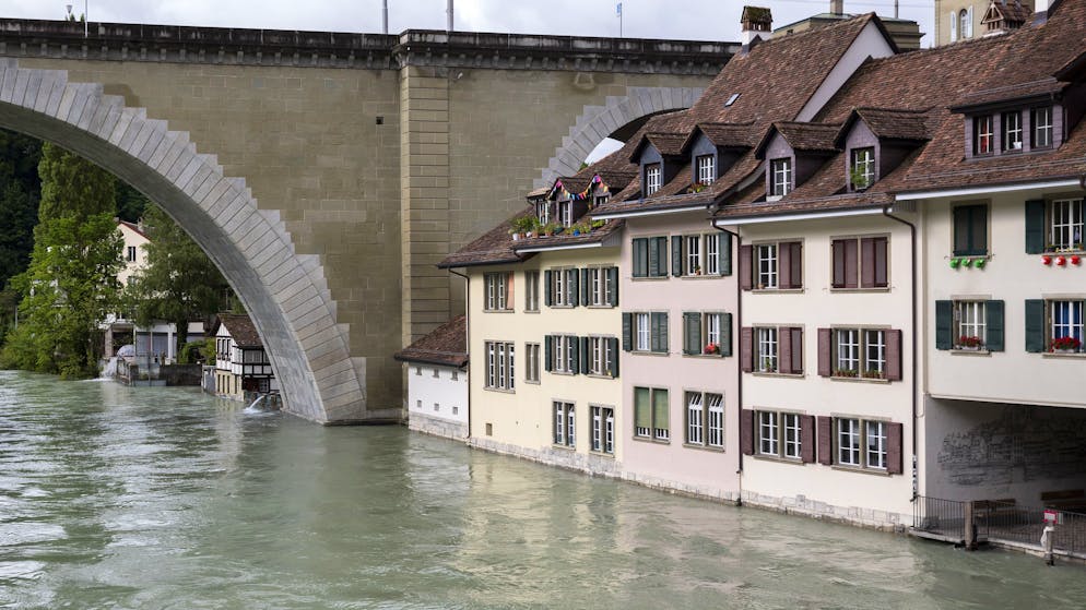 Die Aare fuehrt Hochwasser bei der Nydeggbruecke, am Sonntag, 11. Juli 2021 in Bern. Die Feuerwehr hat wegen Hochwassergefahr in den Quartieren Marzili, Altenberg und Matte vorbeugend Hochwassersperren aufgebaut.