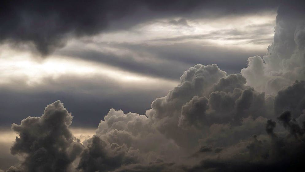 Neue Gewitter mit Starkniederschlägen sind angesagt: Schwarze Wolken über Thun. (Archivbild)