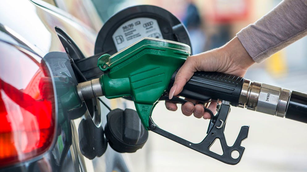 Eine Frau tankt an der BP Tankstelle in Kemptthal, am 19. Januar 2015.
