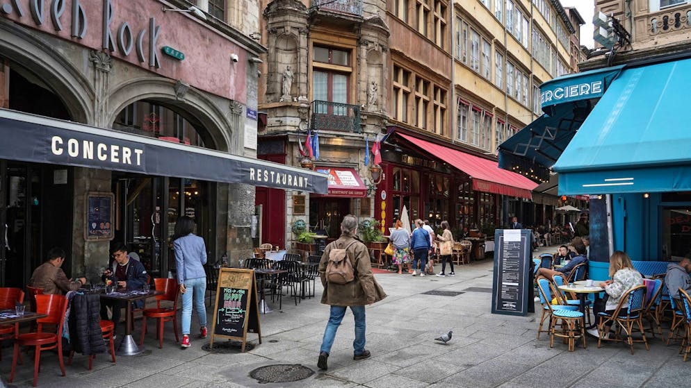 In France, access to long-distance trains, boxes, restaurants and cafes without testing, vaccination or recovery certification will be denied in the future.