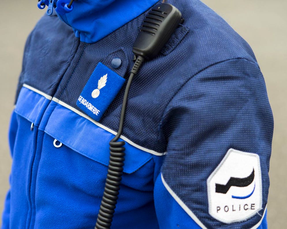 Das Logo der Kantonspolizei Freiburg auf einer Uniform der Polizei am 15. Mai 2015 in Domdidier. (KEYSTONE/Lukas Lehmann)
The logo of the Cantonal Police of Fribourg, Switzerland, on a police uniform in Domdidier, Switzerland, May 15, 2015. (KEYSTONE/Lukas Lehmann)