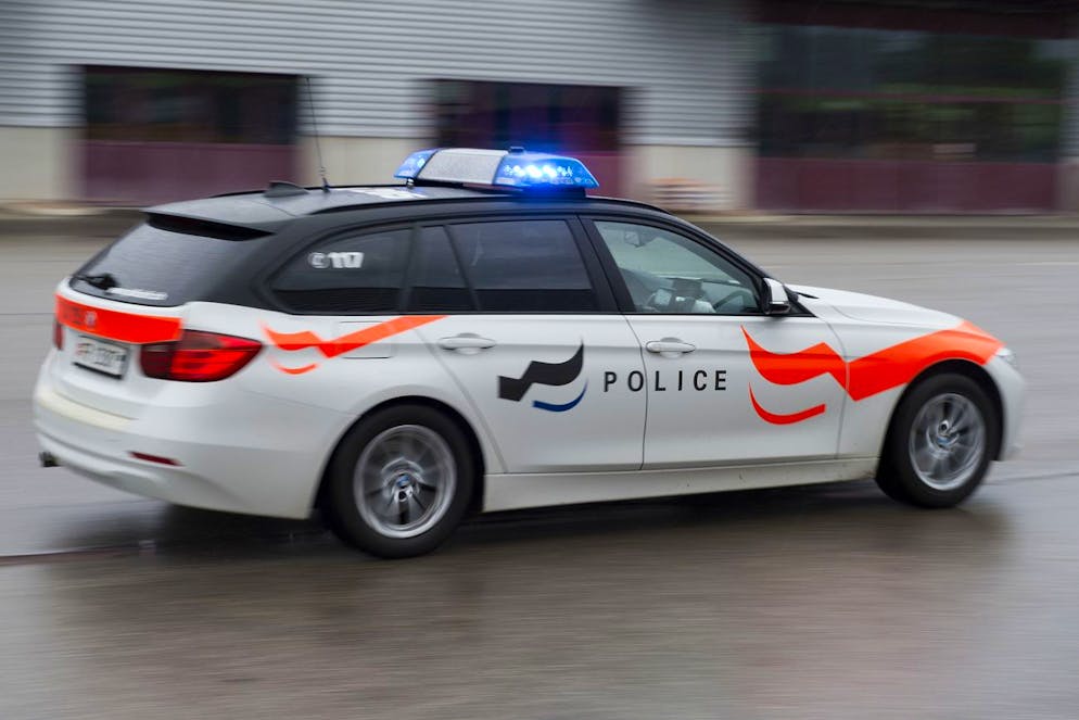 Das Logo der Kantonspolizei Freiburg auf einem Einsatzfahrzeug der Polizei am 15. Mai 2015 in Domdidier. (KEYSTONE/Lukas Lehmann)
The logo of the Cantonal Police of Fribourg, Switzerland, on a police car in Domdidier, Switzerland, May 15, 2015. (KEYSTONE/Lukas Lehmann)