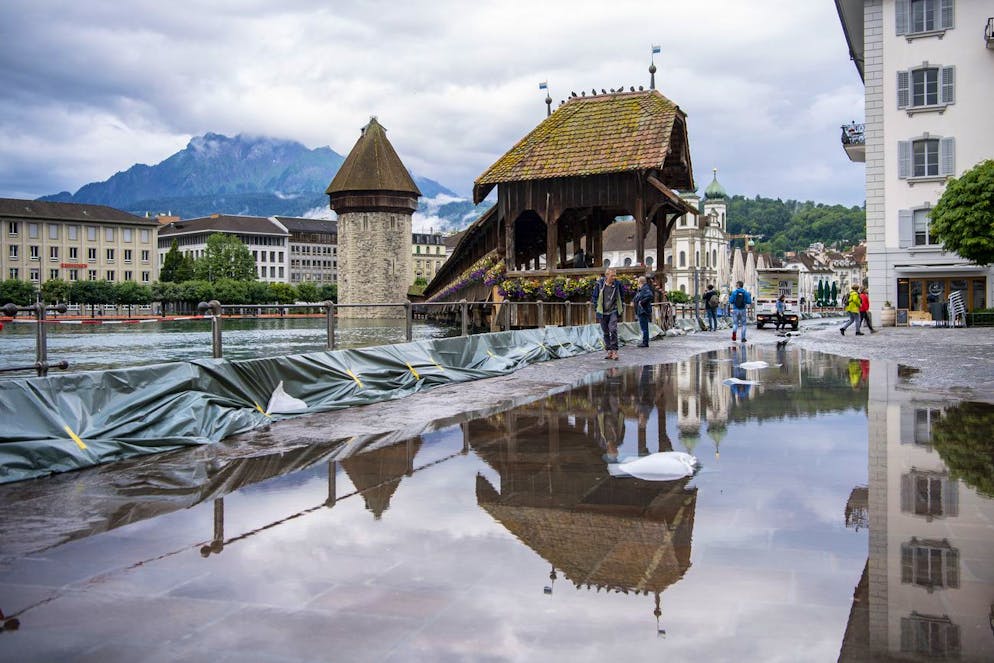 Die ersten Wasseruebertritte an der Reuss in Luzern sind am Mittwoch, 14. Juli 2021, zu sehen. Der Wasserspiegel des Vierwaldstaettersees ist bedrohlich hoch angestiegen und es muss bei anhaltenden Regenfaellen in den naechsten Tagen mit Ueberschwemmungen gerechnet werden. (KEYSTONE/Urs Flueeler)
