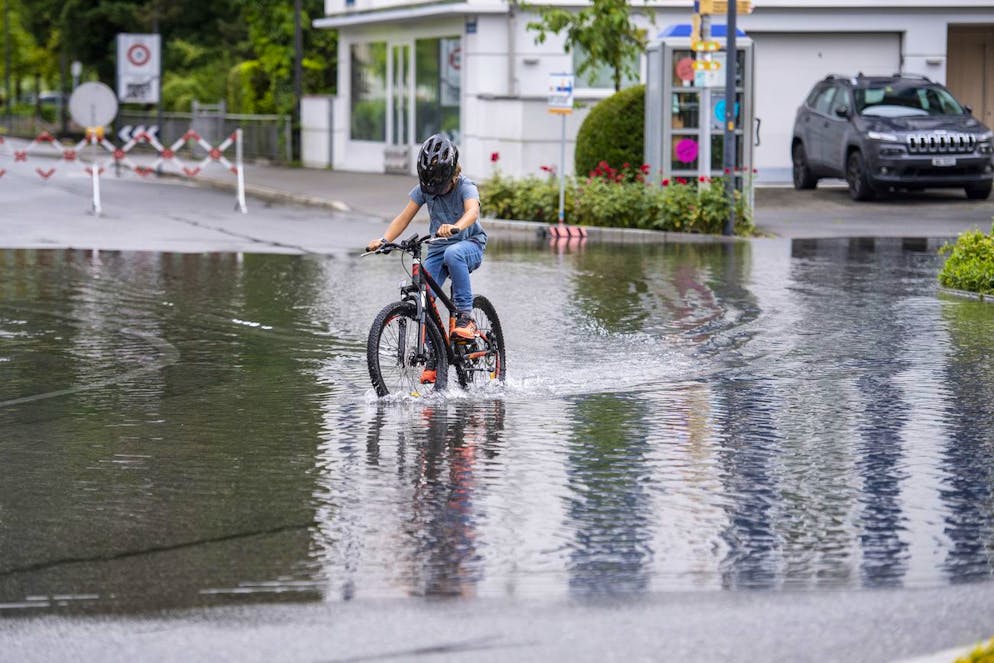 Les premières traversées d'eau sur la Reuss à Lucerne sont visibles le mercredi 14 juillet 2021. Le niveau d'eau du Vierwaldstaettersee a atteint un niveau menaçant et en cas de pluie persistante, des inondations doivent être attendues dans les prochains jours.