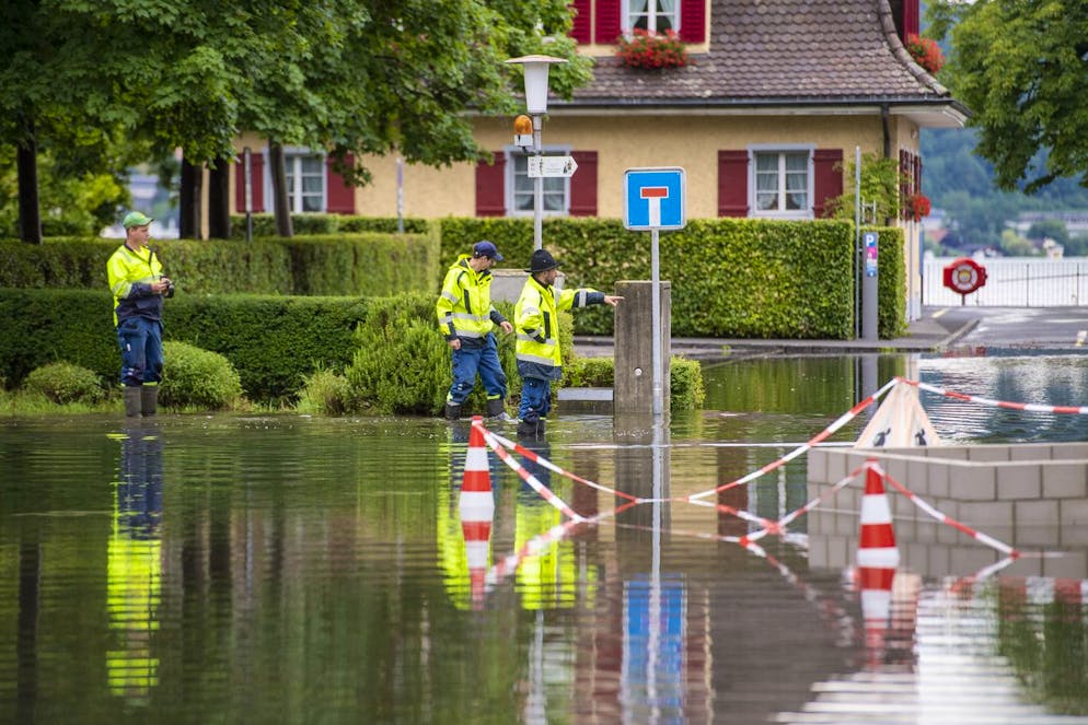 La place du village de Stansstad dans le canton de Nidwald sur le lac des Quatre-Cantons est en grande partie couverte d'inondations, le mercredi 14 juillet 2021.