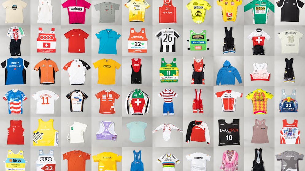 «Ich finde es wunderbar, dass der Kampfgeist, der in den 100 neu kreierten Trikots steckt, bald in anderen Menschen weiterleben darf»: Iouri Podladtchikov. Das Bild zeigt einen Teil der 150 gesammelten Shirts von über 110 Schweizer Top-Athletinnen und -Athleten für die Kampagne «Share Your Fire».