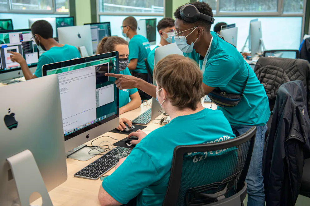 Ecole 42 Lausanne. Outre la motivation personnelle, l'entraide et le travail d'équipe sont des piliers de l'apprentissage dans l'école.