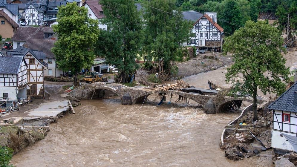 Il ponte nel villaggio di Schuld nel distretto di Ahrweiler è diventato impraticabile dopo la tempesta con acqua alta (foto scattata con un drone). Almeno sei case sono state distrutte dalle inondazioni. 