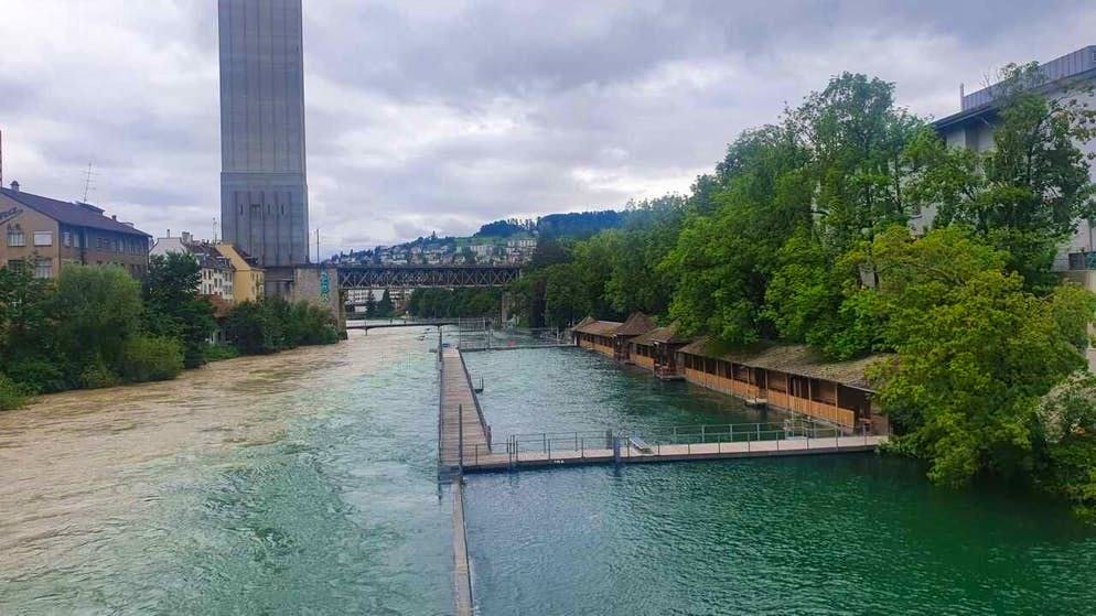 Lo stabilimento balneare Unterer Letten quasi completamente sommerso. Senza i progetti di rinaturazione del fiume Limmat sarebbe sicuramente andata peggio