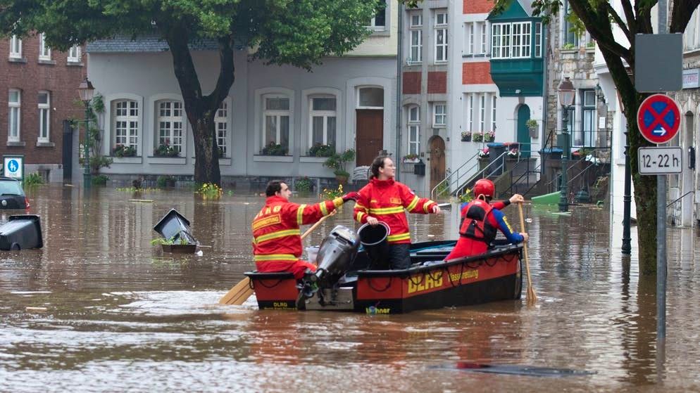 Una barca dell'Associazione tedesca di salvataggio (DLRG) è in corso durante l'acqua alta nel quartiere Kornelimünster di Aachen.