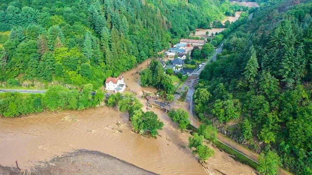 Le immagini scattate con un drone mostrano la devastazione causata dall'inondazione del fiume Ahr nel villaggio Eifel di Schuld. 