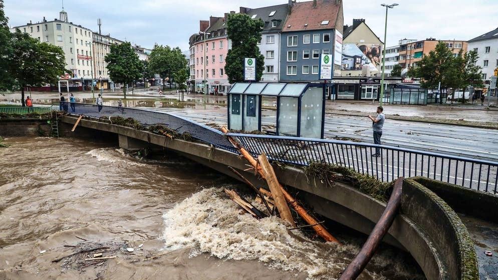 Anche questo ponte a Hagen ha subito gravi danni dalle inondazioni.