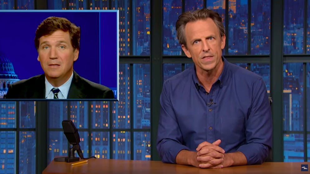 Tucker Carlson (links) hat immer viele Fragen. Seth Meyers bekämpft ihn mit seinen eigenen Mitteln. Klingt verrückt, nicht?