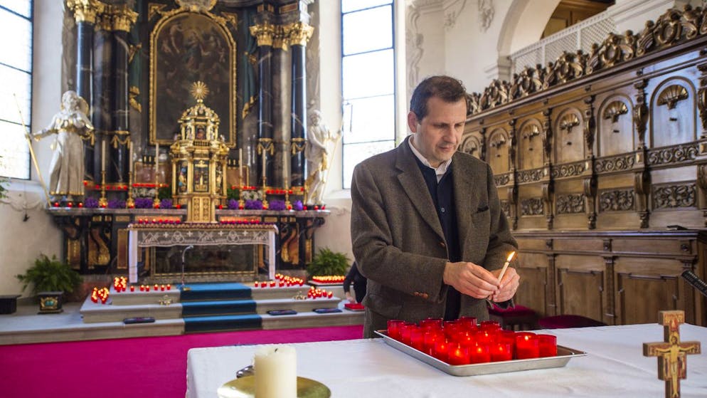 Giuseppe Gracia, Pressesprecher des Bistums Chur, bereitet in der Pfarrkirche Steinen, SZ, am Sonntag, 9. Maerz 2014, Kerzen fuer die Abschlussfeier der Gebetsinitiative