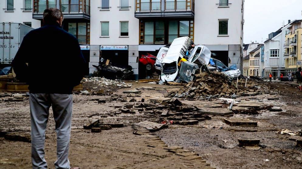 Immagine di distruzione: a Bad Neuenahr-Ahrweiler, un uomo sta in piedi davanti alle macerie lasciate dall'inondazione.