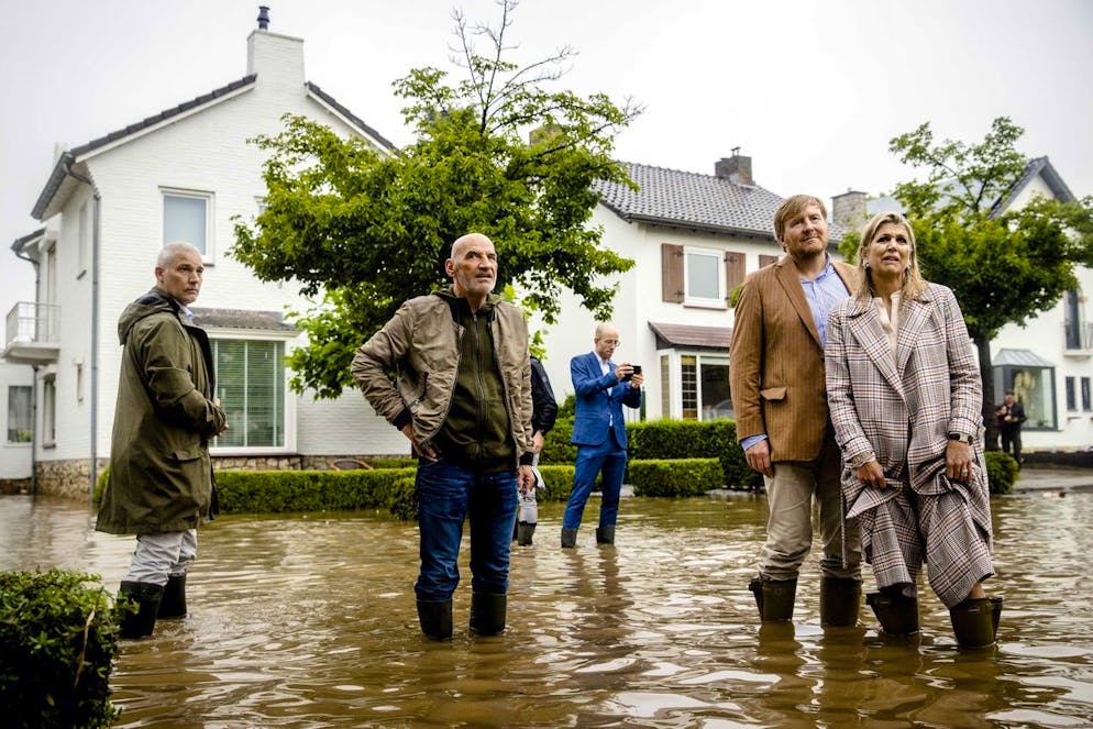 Le roi Willem-Alexander (2-R) et la reine Maxima (R) examinent les dommages causés par la tempête à Valkenburg aan de Geul, aux Pays-Bas, le 15 juillet 2021. Les rues ont été inondées en raison de la montée des eaux de la rivière Geul au milieu fortes pluies affectant la région.