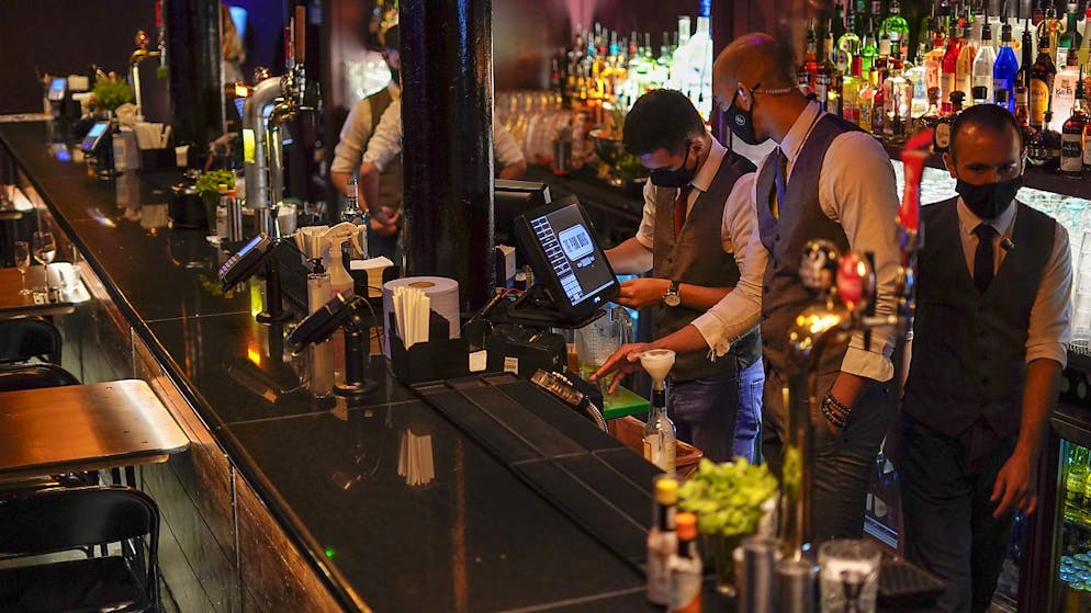 In Inghilterra da oggi il servizio bar è nuovamente autorizzato nei pub