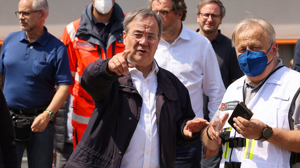 17.07.2021, Nordrhein-Westfalen, Erftstadt: Armin Laschet (M, CDU), Ministerpräsident von Nordrhein-Westfalen, geht mit Helfern durch eine Notunterkunft. Laschet besuchte eine Notunterkunft in der vom Hochwasser stark betroffenen Gemeinde Erftstadt. Foto: Oliver Berg/dpa +++ dpa-Bildfunk +++ (KEYSTONE/DPA/Oliver Berg)
