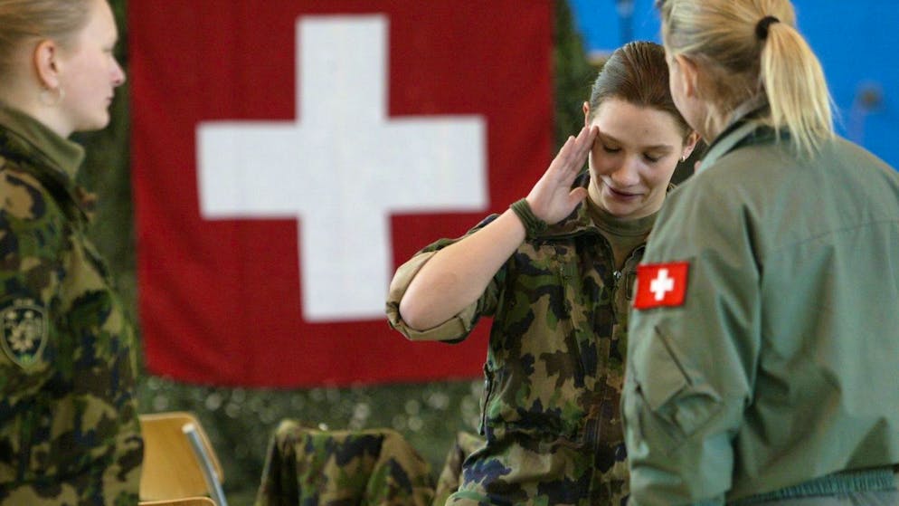 Rund 150 weibliche Angehoerige der Schweizer Armee und des Rotkreuzdienstes waehrend der Fuehrung durch das Swisscoy Containerdorf in Wil, am Dienstag, 22. Februar 2005 im Swissint-Ausbildungs Zentrum Wil bei Stans. Sie liessen sich ueber einen moeglichen Auslandeinsatz fuer die Schweizer Armee informieren. Die Schweizer Armee unter der Fuehrung von Armeechef Christophe Keckeis wuenscht sich in Zukunft mehr Frauen bei Auslandeinsaetzen der Schweizer Armee. (KEYSTONE/Urs Flueeler)