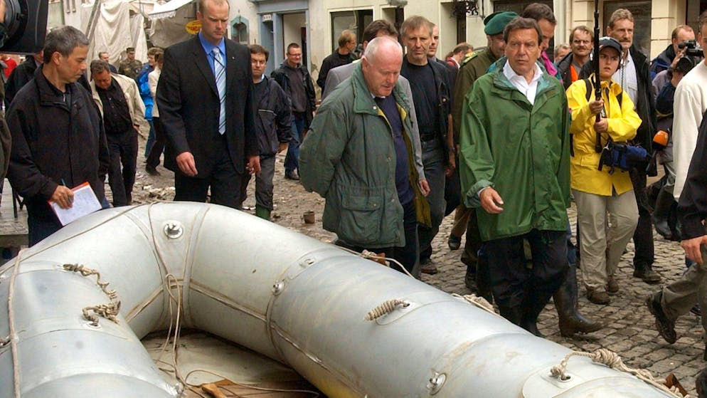 LEI15 - 20020814 - GRIMMA, SAXONY, GERMANY : German Chancellor Gerhard Schroeder (R) with Saxony governor Georg Milbradt (C) during a visit to Grimma 14 August 2002 which was badly flooded when the river Mulde broke its banks. Schroeder promised 100 million euros in urgent financial help for people worst hit by the torrential rains that have ravaged southern and eastern parts of Germany.
EPA PHOTO DPA/WALTRAUD GRUBITZSCH