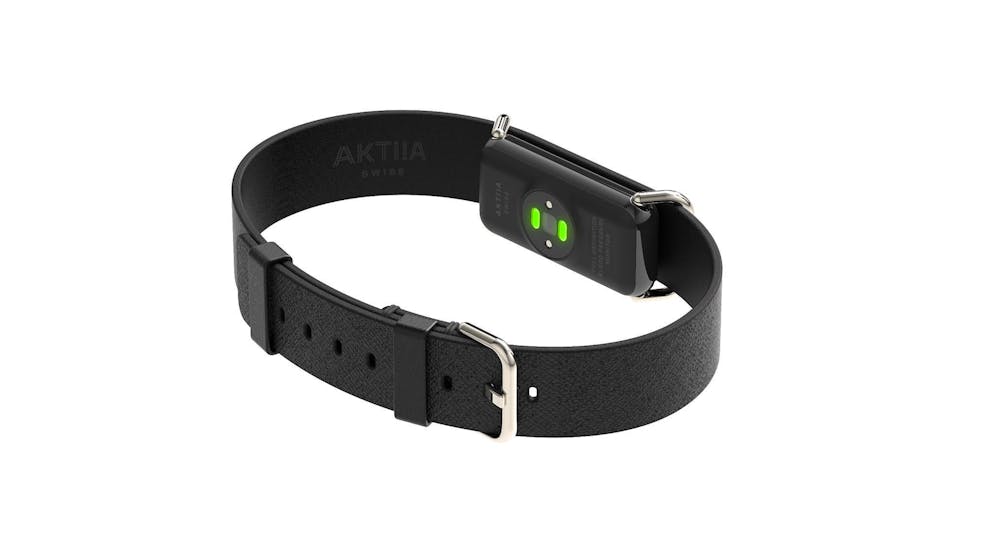 Mit der Pulswellenanalyse werden beim Aktiia-Armband optische Signale am Handgelenk der Patienten verarbeitet und der Blutdruck recht genau geschätzt. Dabei leuchtet das Armband an der Innenseite mit grünem Licht.