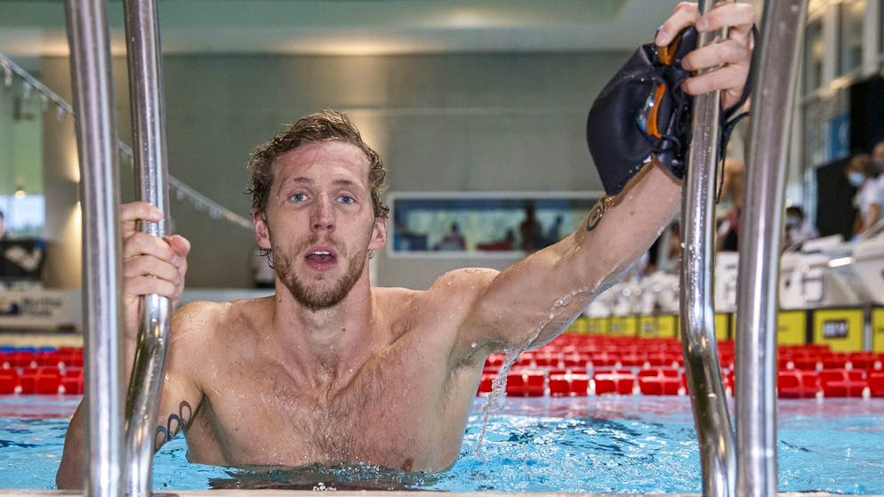 Jeremy Desplanches (Geneve Natation 1885) steigt aus dem Becken nach seinem Einsatz in der 4x100m Lagenstaffel an den Schweizermeisterschaften im Schwimmen am Sonntag, 11. April 2021, in Uster. (KEYSTONE/Patrick B. Kraemer)