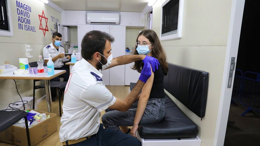 epa09324435 A minor receives a COVID-19 vaccine at a vaccination station in Tel Aviv, Israel, 05 July 2021. Israel starts a vaccination campaign to vaccinate minors between 12 to 18 years old. EPA/ABIR SULTAN