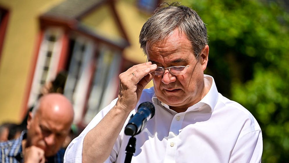 Armin Laschet durante sui luoghi delle inondazioni nel Nordreno Vestfalia (foto del 20 luglio 2021)