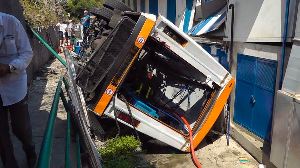 Il minibus precipitato davanti a un centro balneare a Capri.