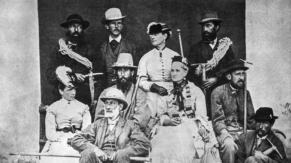 L'alpinista britannica Lucy Walker (fila in alto) assieme a membri della sua famiglia e alcune guide alpine locali.