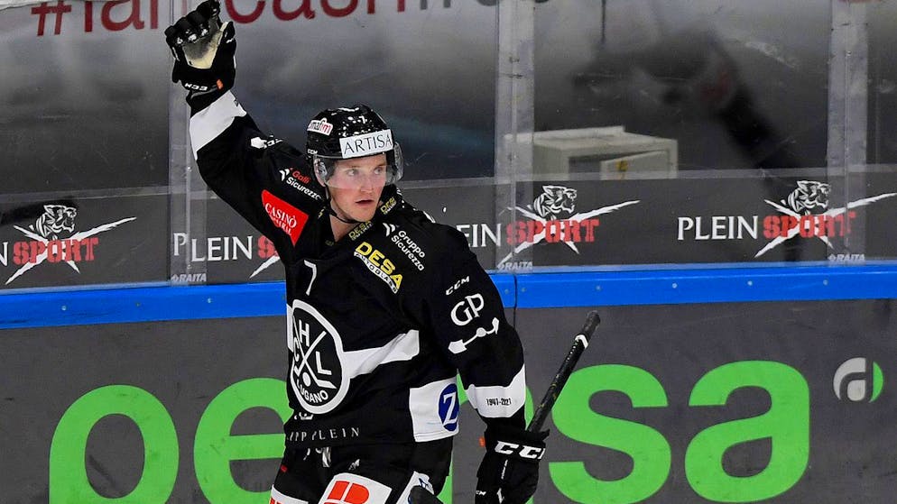 Lugano's player Daniel Carr celebrates the 2-0 goal, during the preliminary round game of National League A (NLA) Swiss Championship 2020/21 between HC Lugano against ZSC Lions, at the Corner Arena stadium in Lugano, Thursday, October 1, 2020. (KEYSTONE/Ti-Press/Samuel Golay)