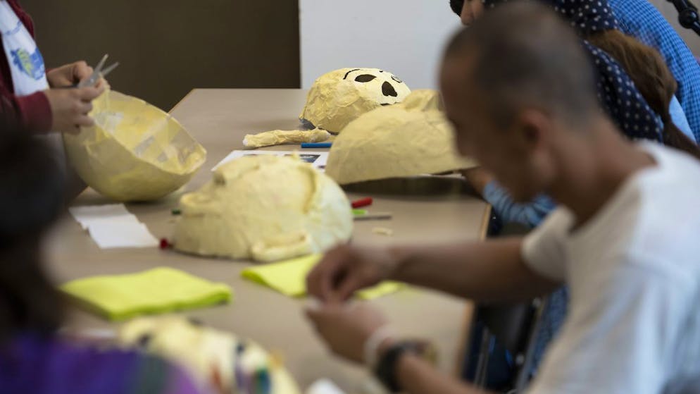 Asylsuchende beim Basteln im Animationsraum des Bundesasylzentrums (BAZ) in Embrach, fotografiert am 31. August 2020. Das Bundesasylzentrum Embrach ist eines der Bundesasylzentren des Staatssekretariats fuer Migration (SEM) ohne Verfahrensfunktion (mit Warte- und Ausreisefunktion). In diesen Bundesasylzentren halten sich ueberwiegend Personen auf, deren Asylverfahren unter das Dublin-Abkommen faellt oder deren Asylgesuch abgelehnt wurde. (KEYSTONE/Christian Beutler)