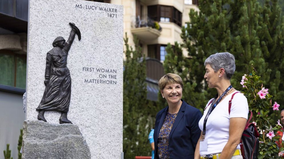 Zermatt ehrt Erstbesteigerin des Matterhorns mit Skulptur - Gallery. Bundesrätin Viola Amherd (l.) mit SAC-Präsidentin Françoise Jaquet kurz nach der Enthüllung der Skulptur zu Ehren von Lucy Walker.
