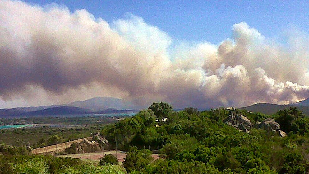 epa03307530 A general view of the big fire between San Teodoro e Padru, Sardinia Island, Italy, 15 July 2012. A rapidly spreading fire has forced about 500 hotel guests and local residents to be evacuated from the region surrounding San Teodore on Sardinia's northern coast, reported the Ansa news service Sunday. The fire, which has been drawing strength from heat and dry conditions, has already destroyed several houses. Strong winds have only increased the spread. EPA/DIEGO TARALLETTO BEST QUALITY AVAILABLE