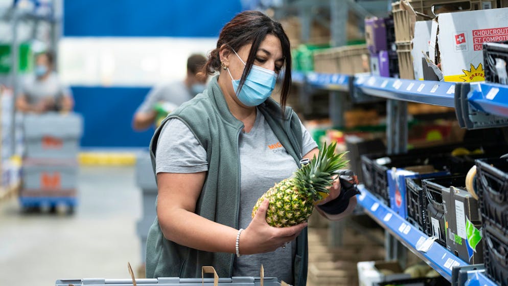 Eine Mitarbeiterin stellt eine Kundenbestellung in einem Lager-, Logistik- und Distributionszentrum von Migros Online am 3. Juni 2021 in Pratteln. KEYSTONE/Gaetan Bally)