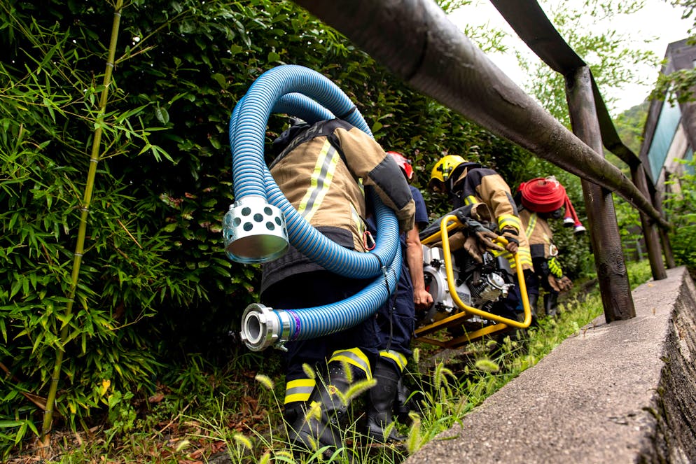 Bissone: frana in via ai Ronchi, zona residenziale in collina a Bissone. Nella foto pompieri al lavoro dopo la colata di fango su di una casa privata evacuata ieri sera per ragioni di sicurezza. © Keystone-sda / Ti-Press / Francesca Agosta