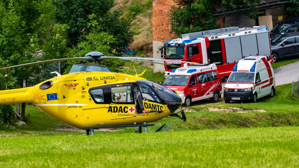 ABD0165_20210726 - LASBERG - ÖSTERREICH: ZU APA0367 VOM 26.7.2021 - Bei einem CO-Austritt in Lasberg (Bezirk Freistadt) sind am Montag drei Personen reanimiert worden. Im Bild: Einsatzkräfte am Unglücksort. - FOTO: APA/FOTOKERSCHI.AT / KERSCHBAUMMAYR
